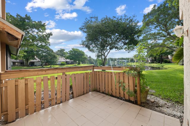32 Wimbledon Lakes Drive 221, Plantation, FL 33324