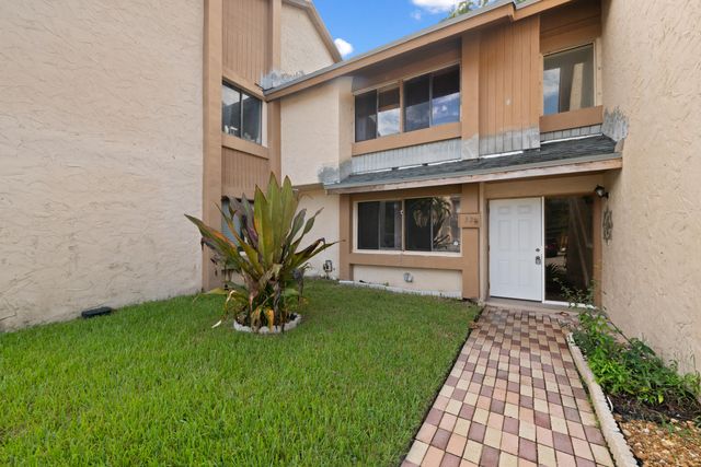 32 Wimbledon Lakes Drive 221, Plantation, FL 33324