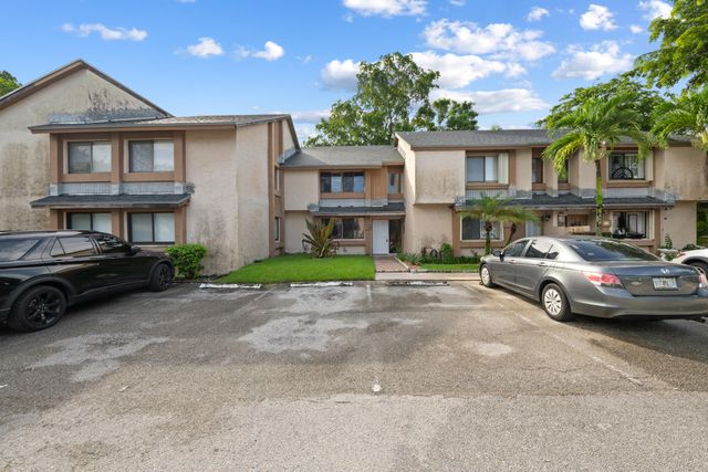 32 Wimbledon Lakes Drive 221, Plantation, FL 33324