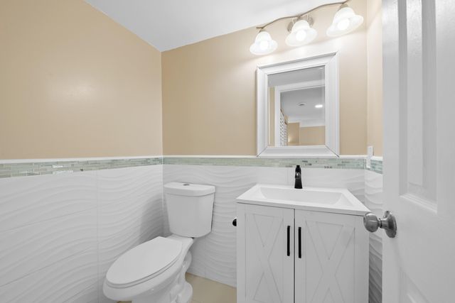 32 Wimbledon Lakes Drive 221, Plantation, FL 33324