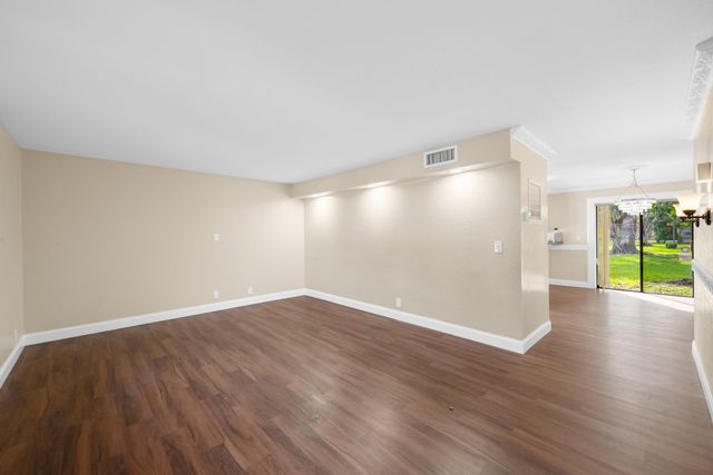 32 Wimbledon Lakes Drive 221, Plantation, FL 33324
