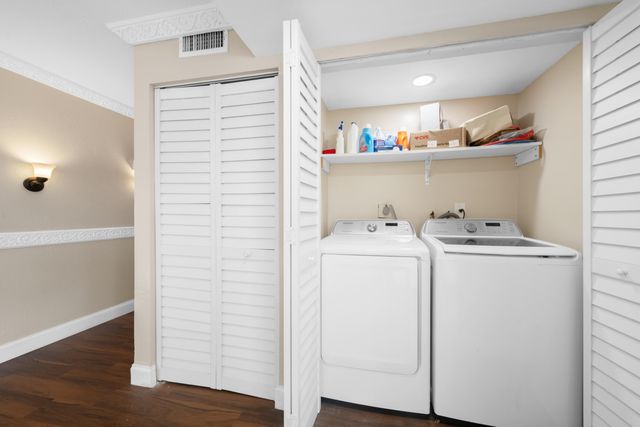 32 Wimbledon Lakes Drive 221, Plantation, FL 33324