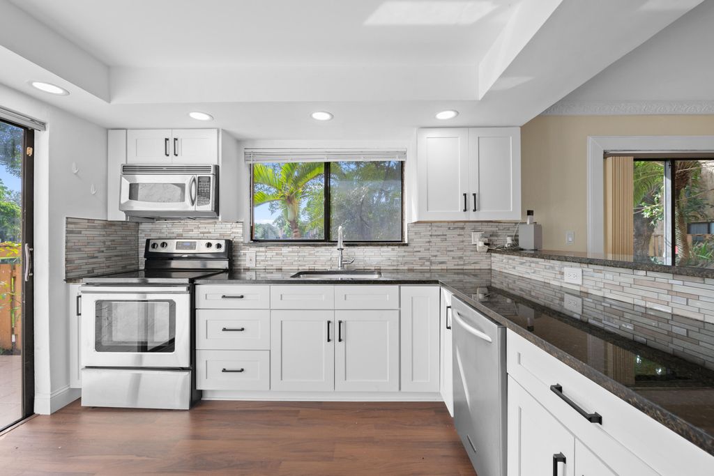 32 Wimbledon Lakes Drive 221, Plantation, FL 33324