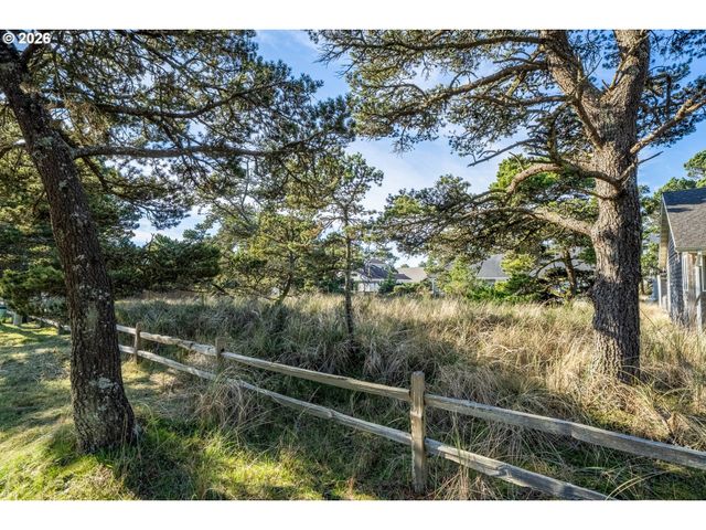 13700 Cape Kiwanda Dr, Pacific City, OR 97135