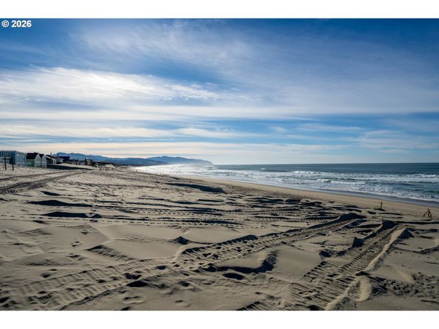 13700 Cape Kiwanda Dr, Pacific City, OR 97135