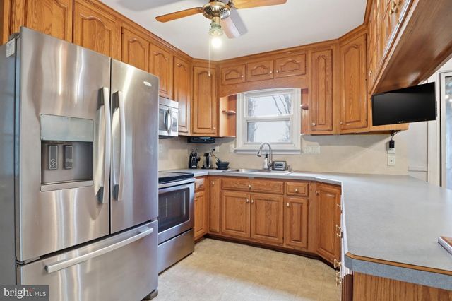 6230 HOCKER DR, Harrisburg, PA 17111