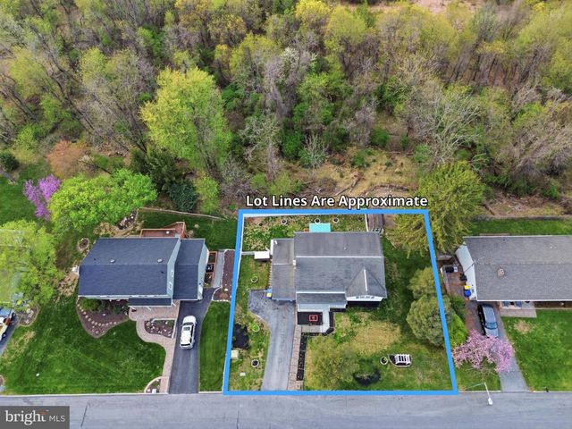 6230 HOCKER DR, Harrisburg, PA 17111