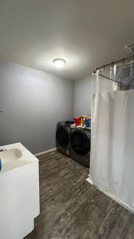 215 S Woodward Avenue, Fredericksburg, IA 50630