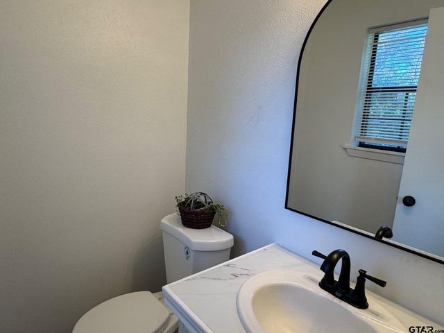 207 Valley Lane, Crockett, TX 75835