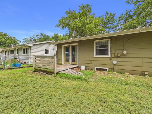 901 N Foulk Dr, Belle Plaine, KS 67013