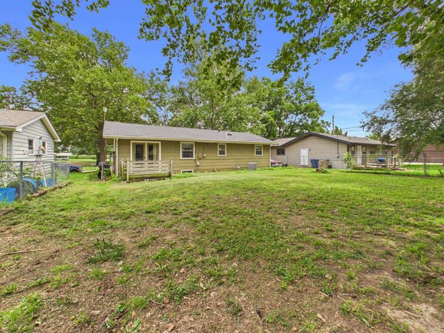 901 N Foulk Dr, Belle Plaine, KS 67013