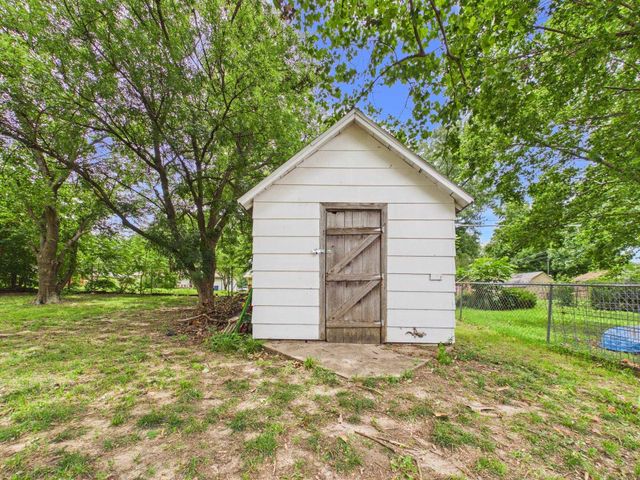 901 N Foulk Dr, Belle Plaine, KS 67013