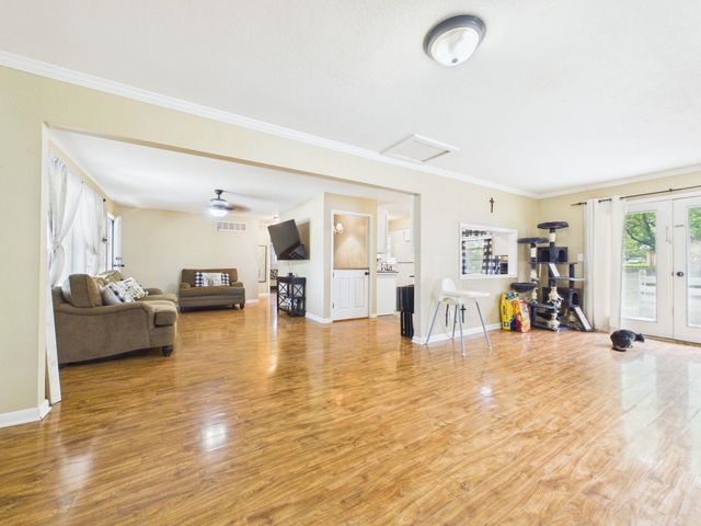 901 N Foulk Dr, Belle Plaine, KS 67013