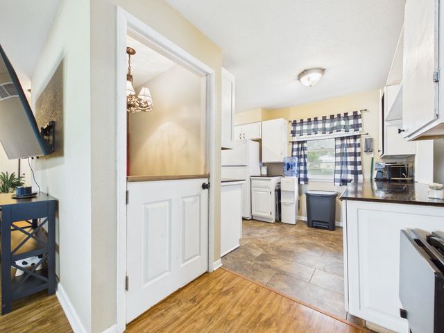 901 N Foulk Dr, Belle Plaine, KS 67013