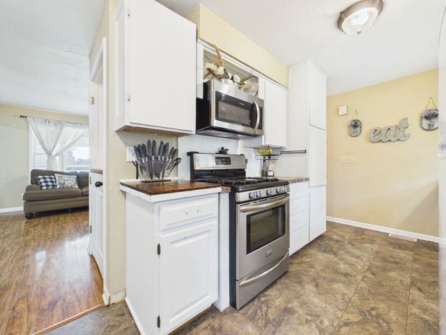 901 N Foulk Dr, Belle Plaine, KS 67013