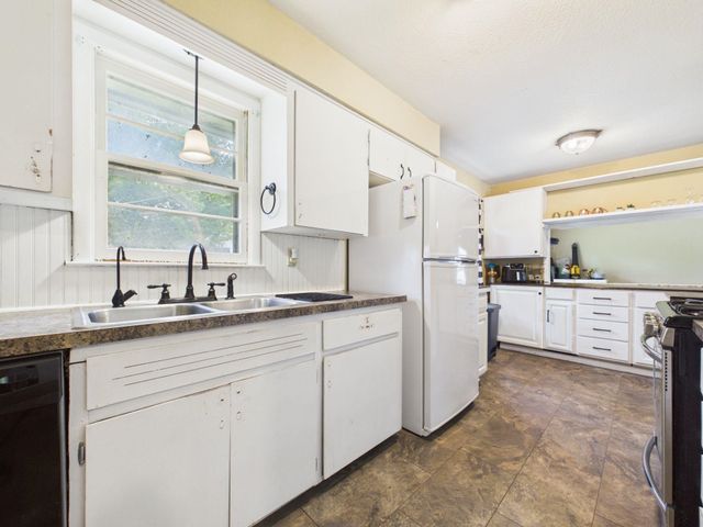 901 N Foulk Dr, Belle Plaine, KS 67013
