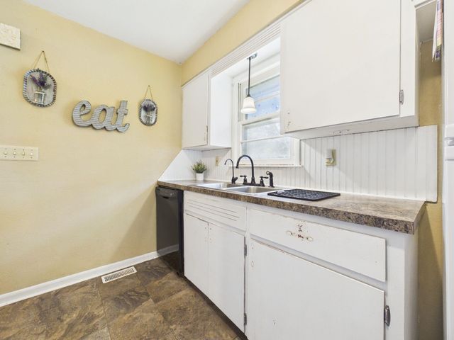 901 N Foulk Dr, Belle Plaine, KS 67013