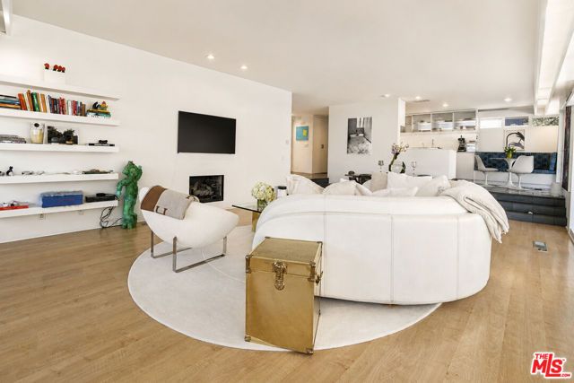 8292 Hollywood Boulevard, Los Angeles, CA 90069
