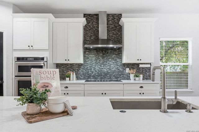 10618 CLOVER CYN, Helotes, TX 78023