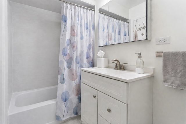 6325 N Sheridan Road 1906, Chicago, IL 60660