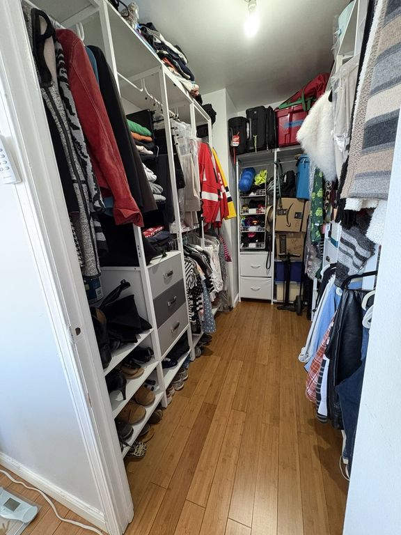 Image 11 of property listing at 6325 N Sheridan Road 1906, Chicago, IL 60660