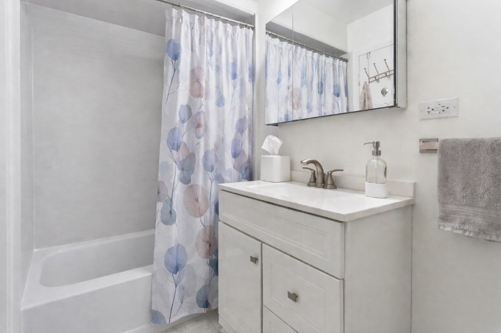Image 12 of property listing at 6325 N Sheridan Road 1906, Chicago, IL 60660
