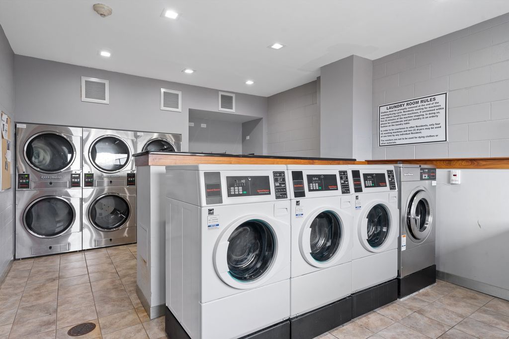 Image 13 of property listing at 6325 N Sheridan Road 1906, Chicago, IL 60660