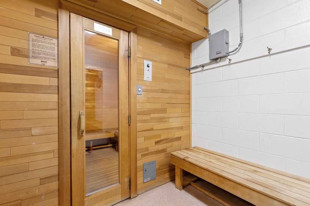 Image 14 of property listing at 6325 N Sheridan Road 1906, Chicago, IL 60660