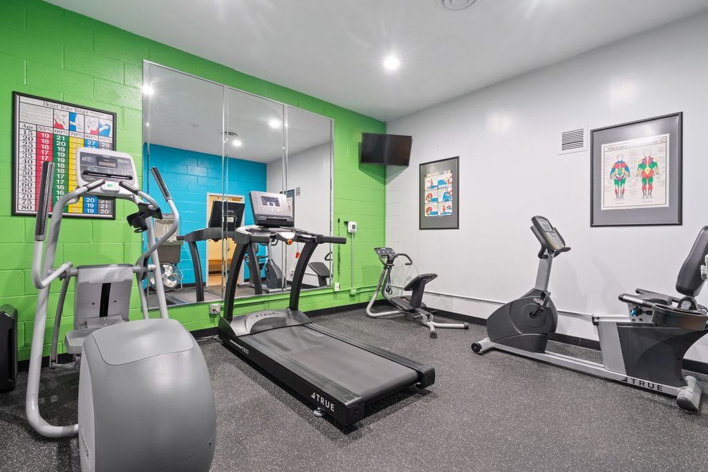 Image 15 of property listing at 6325 N Sheridan Road 1906, Chicago, IL 60660