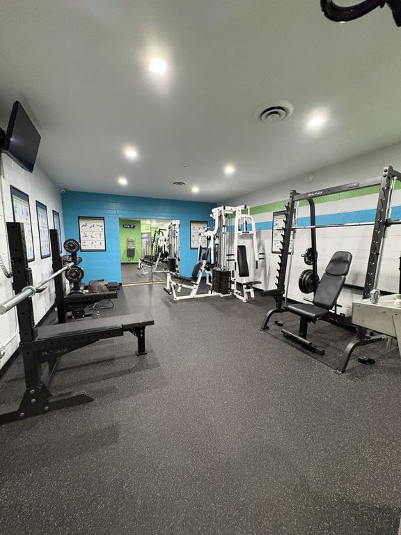 Image 17 of property listing at 6325 N Sheridan Road 1906, Chicago, IL 60660
