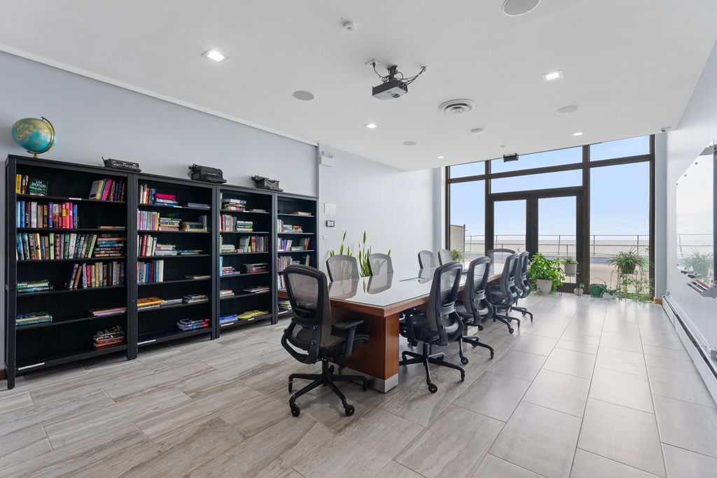 Image 19 of property listing at 6325 N Sheridan Road 1906, Chicago, IL 60660