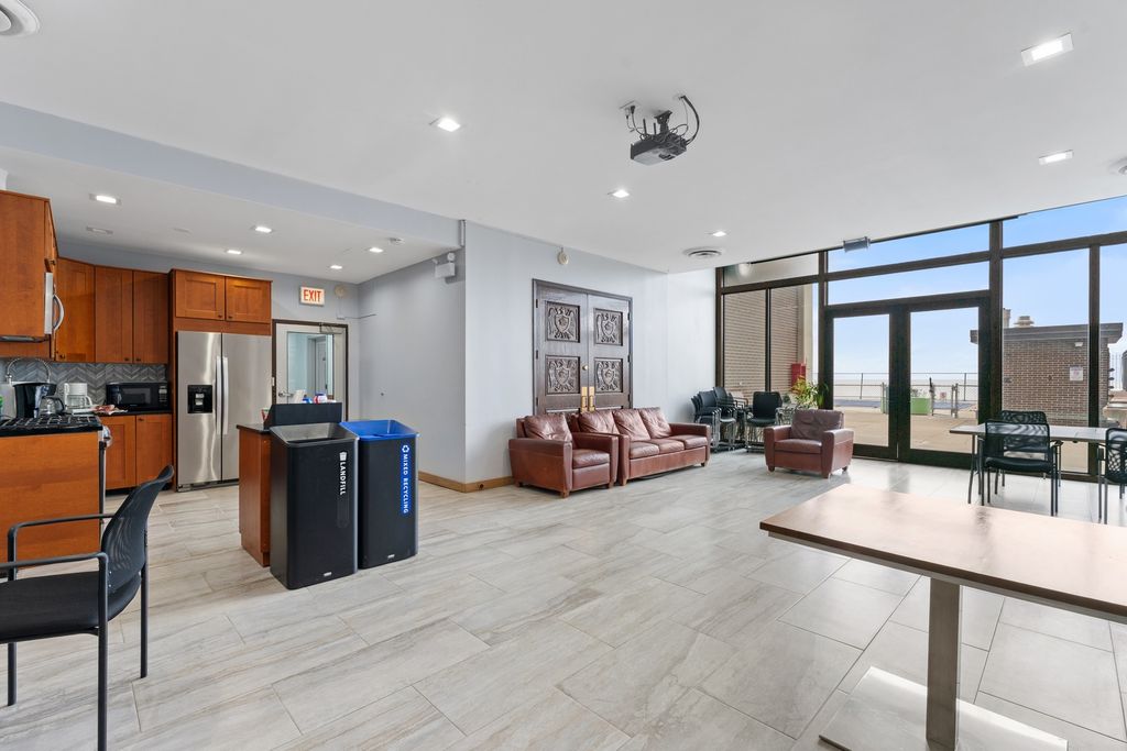 Image 20 of property listing at 6325 N Sheridan Road 1906, Chicago, IL 60660