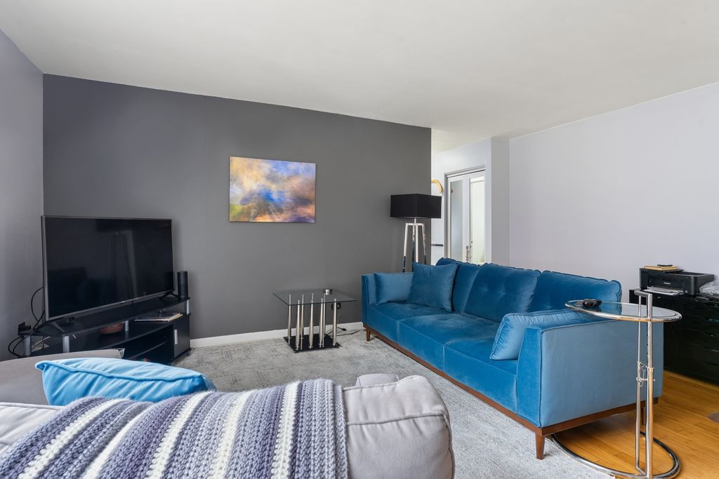 Image 3 of property listing at 6325 N Sheridan Road 1906, Chicago, IL 60660