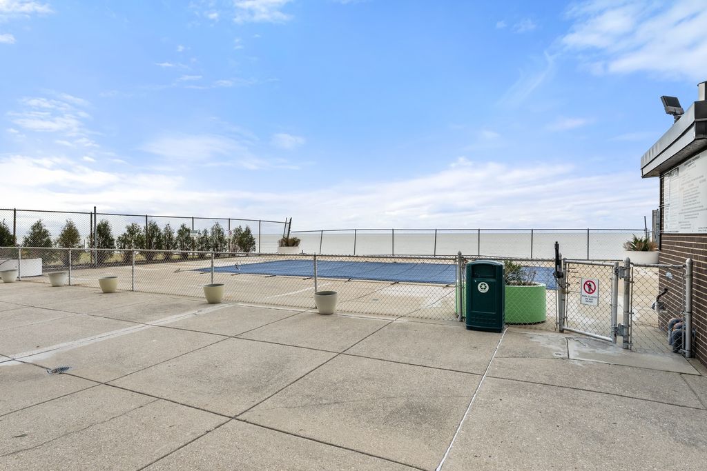 Image 21 of property listing at 6325 N Sheridan Road 1906, Chicago, IL 60660