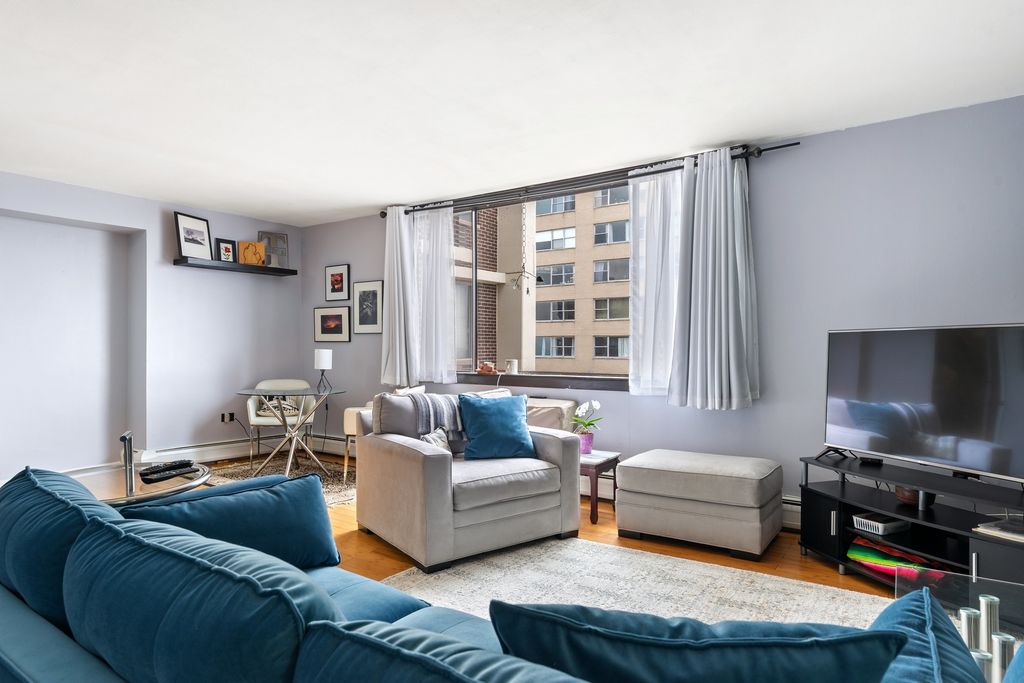 Image 4 of property listing at 6325 N Sheridan Road 1906, Chicago, IL 60660