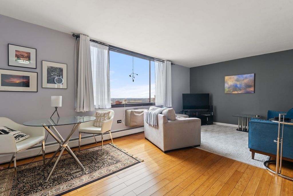 Image 5 of property listing at 6325 N Sheridan Road 1906, Chicago, IL 60660