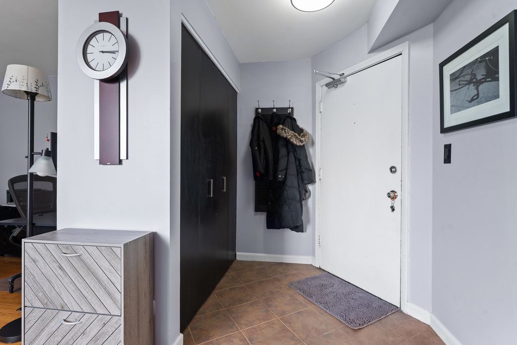 Image 6 of property listing at 6325 N Sheridan Road 1906, Chicago, IL 60660