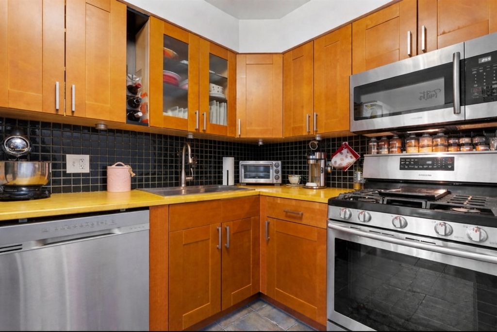 Image 7 of property listing at 6325 N Sheridan Road 1906, Chicago, IL 60660