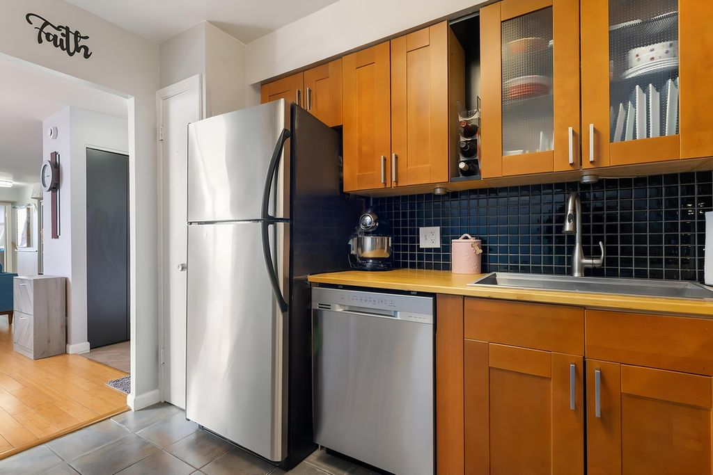 Image 8 of property listing at 6325 N Sheridan Road 1906, Chicago, IL 60660