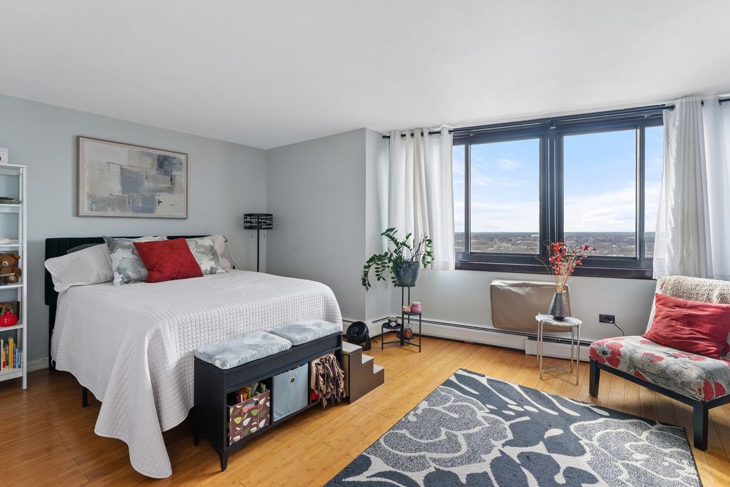 Image 9 of property listing at 6325 N Sheridan Road 1906, Chicago, IL 60660