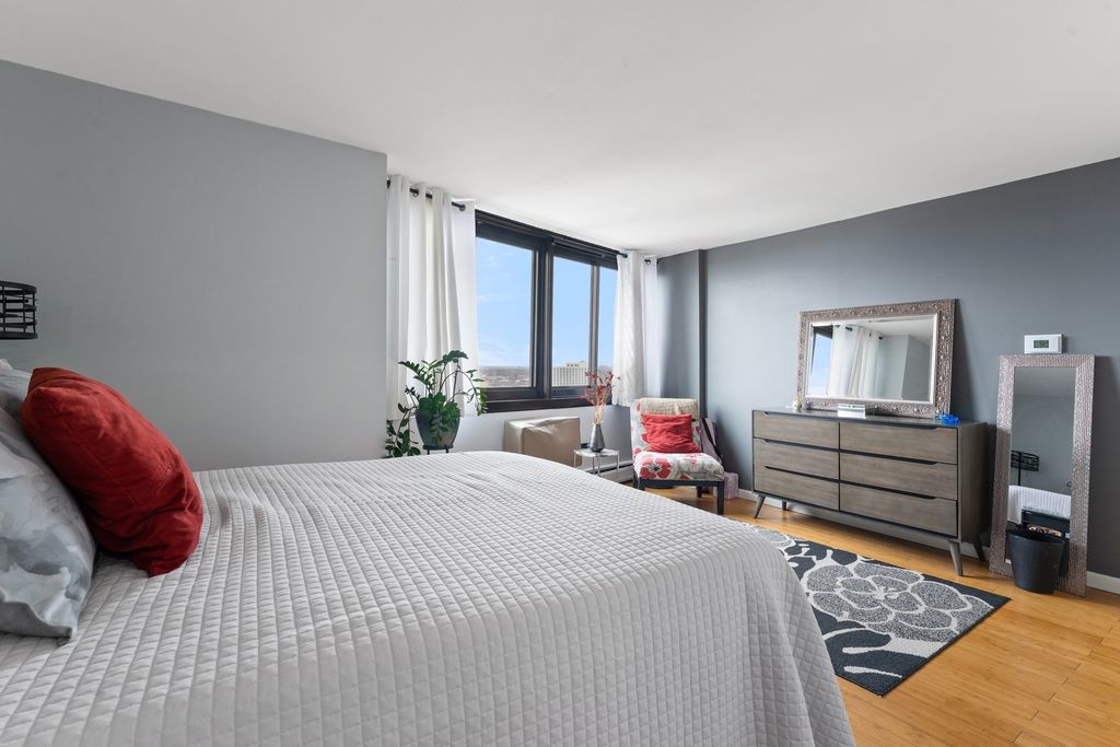 Image 10 of property listing at 6325 N Sheridan Road 1906, Chicago, IL 60660