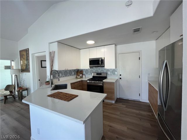 68 Magical Mystery Lane, Henderson, NV 89074