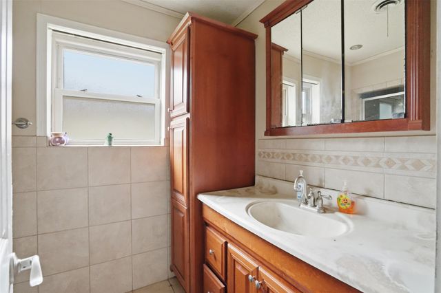 2901 Del Monte Avenue, Bay City, TX 77414