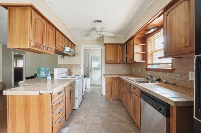 2901 Del Monte Avenue, Bay City, TX 77414