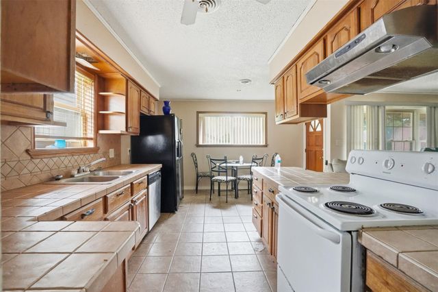 2901 Del Monte Avenue, Bay City, TX 77414