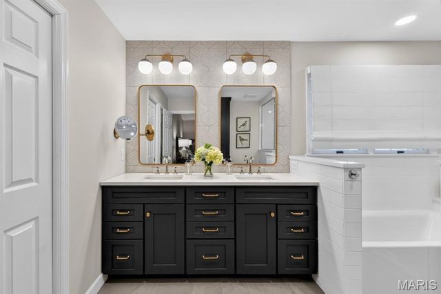 403 Woodview Manor Lane, Kirkwood, MO 63122