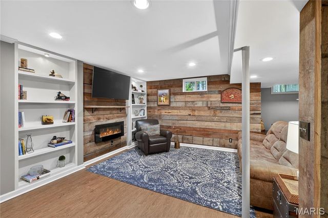 403 Woodview Manor Lane, Kirkwood, MO 63122
