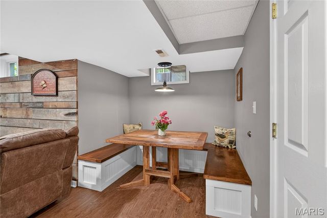 403 Woodview Manor Lane, Kirkwood, MO 63122