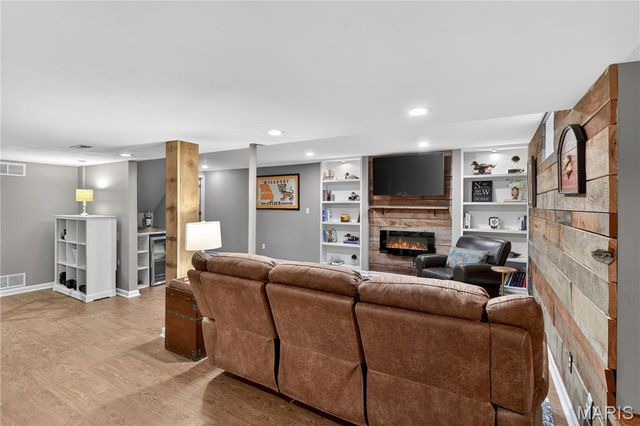 403 Woodview Manor Lane, Kirkwood, MO 63122