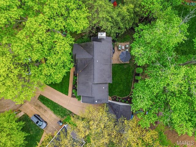 403 Woodview Manor Lane, Kirkwood, MO 63122